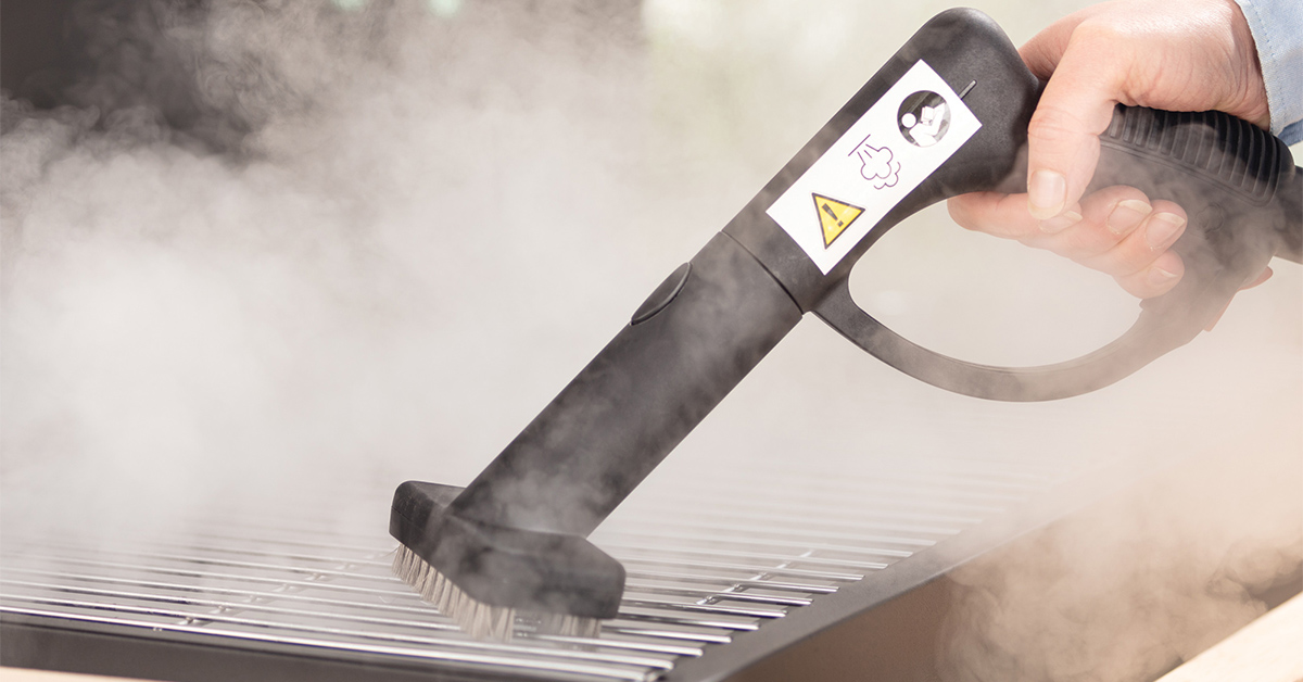 Cleaning a BBQ with a steam cleaner